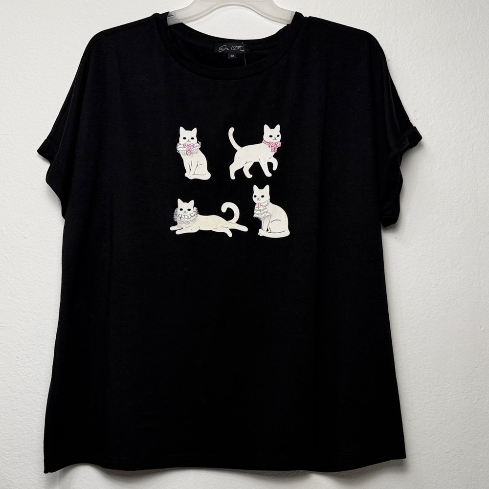 Women's Black Cat Graphic T-Shirt‎